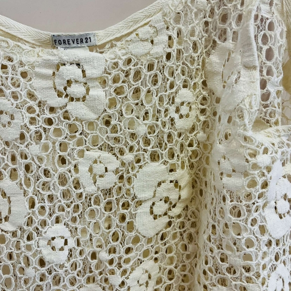 ❤️Forever 21 cut work top - Picture 5 of 5